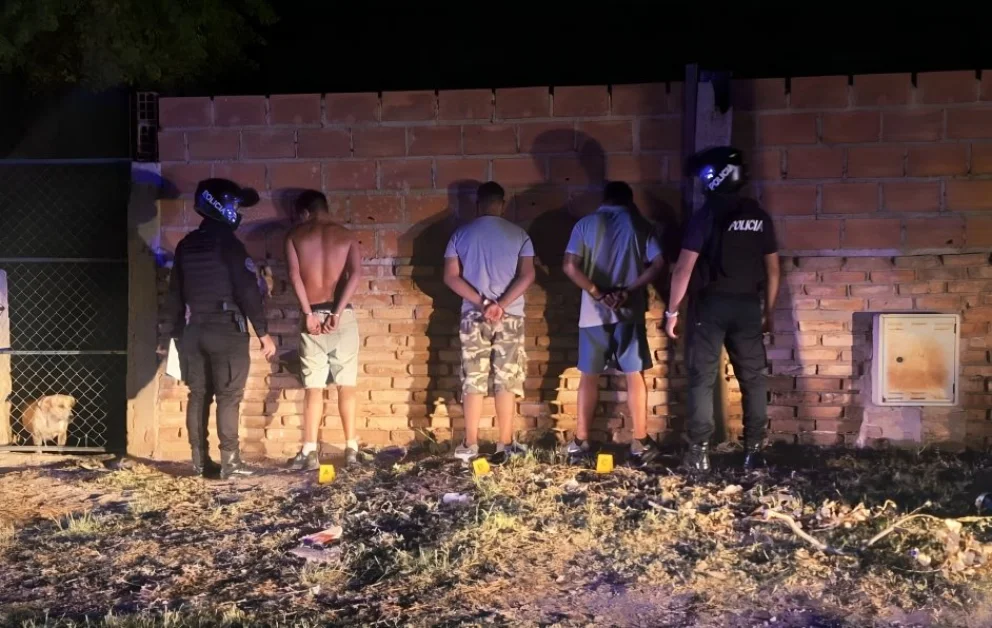 Demoraron a tres hombres y secuestraron un arma de fuego en el barrio 1° de Mayo
