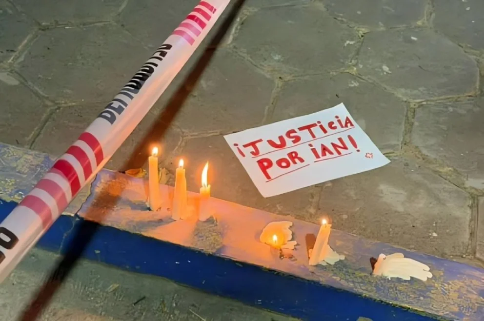 Con velas y carteles: despidieron al alumno de 13 años que fue asesinado por un compañero en Santa Fe

