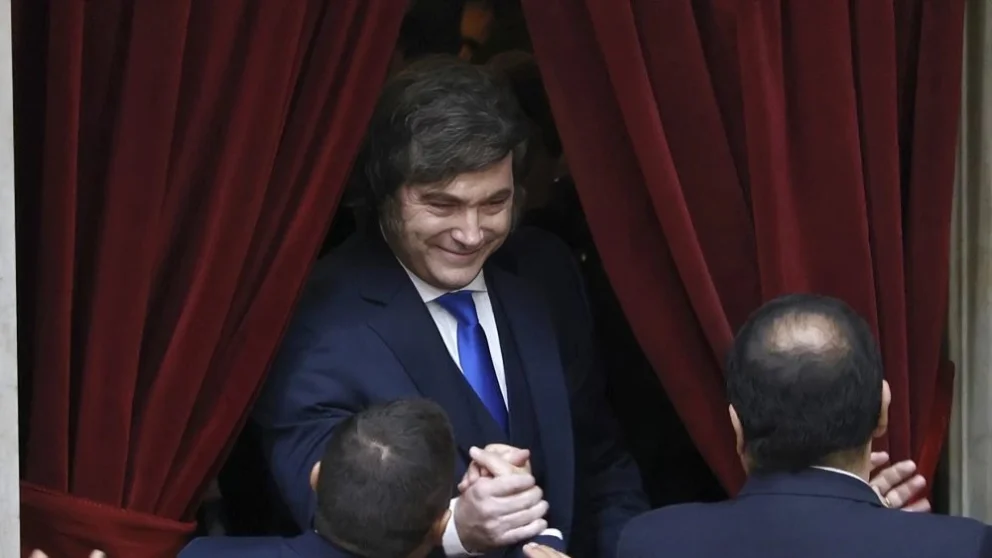 El gobierno evalúa adelantar las presidenciales para mayo de 2027 por la crisis económica
