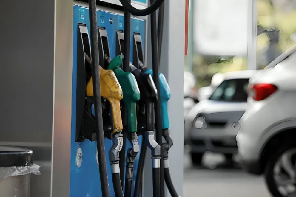 El Gobierno postergó el aumento del impuesto a los combustibles ante el impacto de la suba del petróleo
