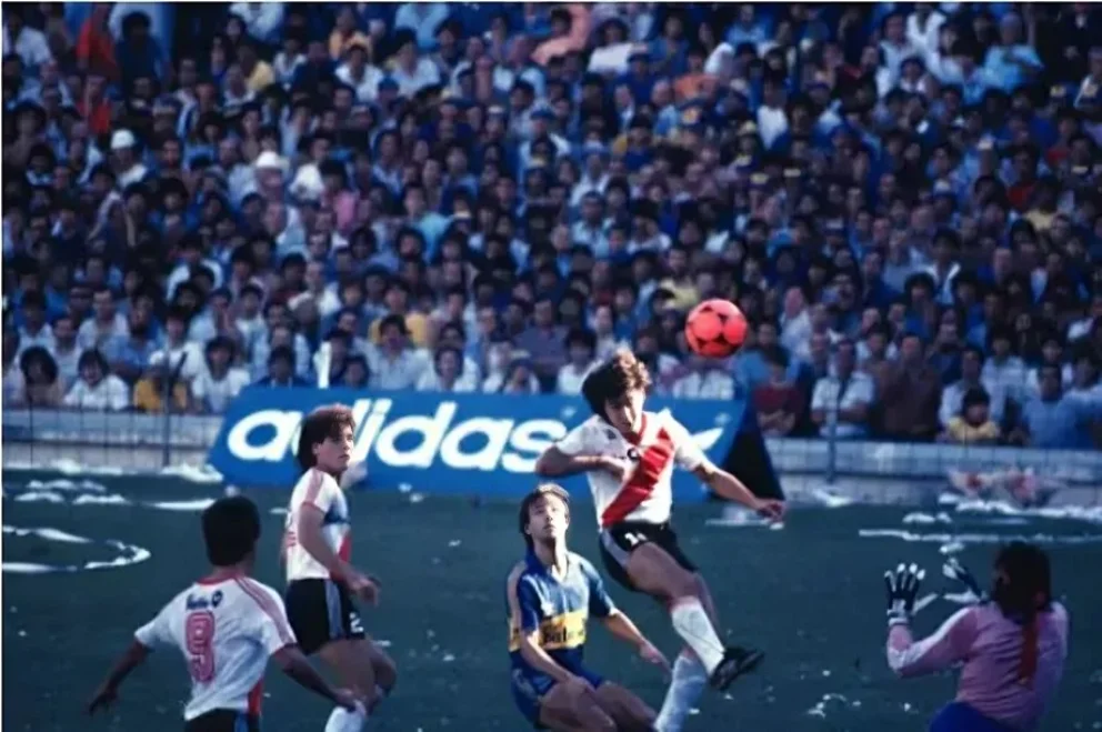 A 40 años de la tarde inolvidable del Beto Alonso en la Bombonera: quién se llevó la pelota naranja y la promesa de la vuelta olímpica
