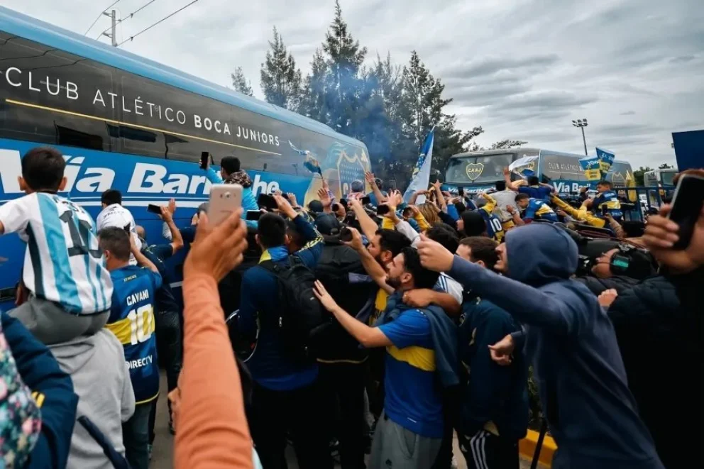 Un colectivo con hinchas de Boca de San Luis fue atacado a pedradas en Chile
