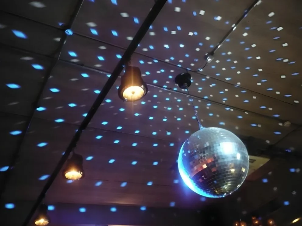 Salió a bailar, se le cayó una bola de espejos y empezó una odisea hospitalaria
