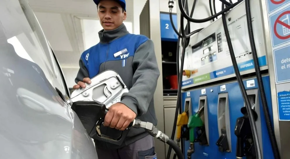 Nafta: las rebajas de hasta 30% que dan YPF, Shell, Axion y Puma en abril 2026
