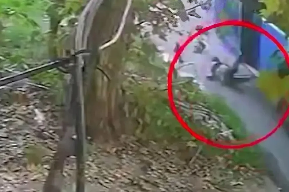 El chico quedó sujetado por el tobillo izquierdo y fue arrastrado durante varios metros por la unidad.
