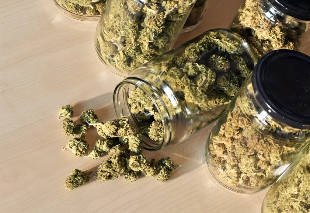 La Policía secuestró marihuana y una balanza digital a tres jóvenes en una plazoleta; entre ellos había un menor
