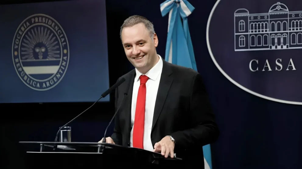 Adorni reapareció en “X” con mensajes irónicos sobre su situación judicial, antes de la reunión de la mesa política