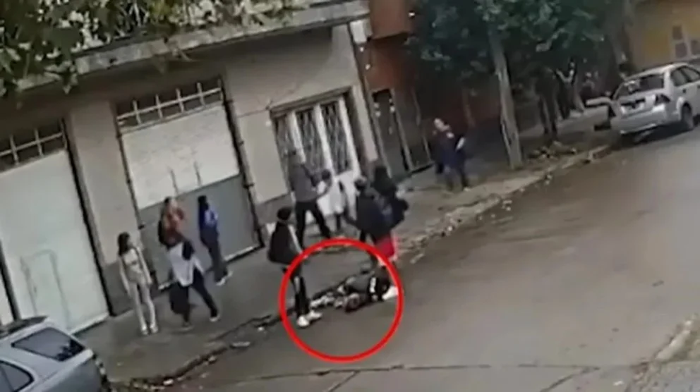 El momento en que una alumna apuñaló a un chico de 15 años en la puerta de la escuela