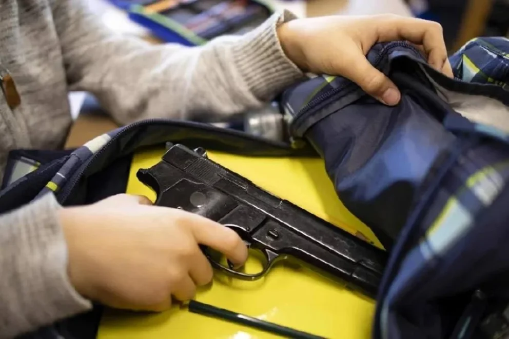 Liberaron a la mujer que le entregó un arma a su hijo para que se proteja de las amenazas escolares