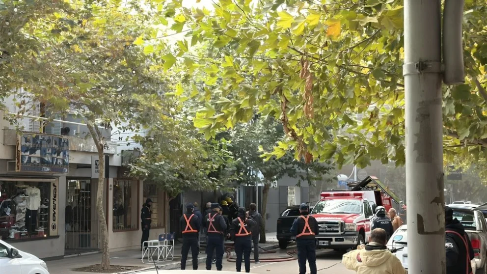 Incendio en un local de ropa en Villa Mercedes: trabajan Bomberos, Policía y Sempro
