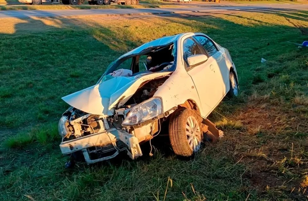 Rompió una cubierta cuando transitaba por la Autopista 55 y el vehículo volcó; tres personas resultaron heridas
