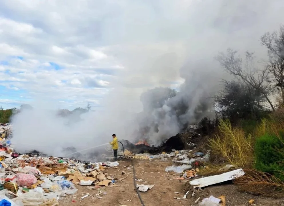 Sofocaron un incendio de basura en el Parque Industrial Norte de San Luis
