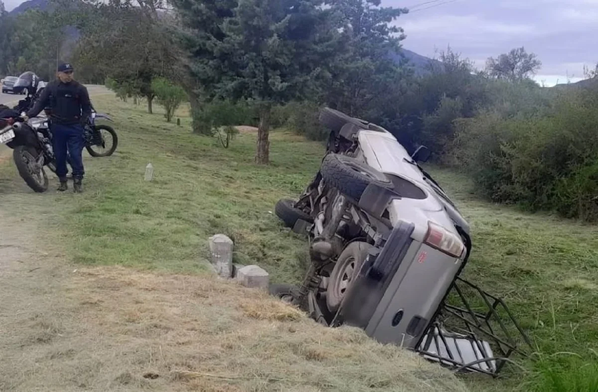 Bajó de la camioneta sin poner el freno de mano y terminó volcada en un ...
