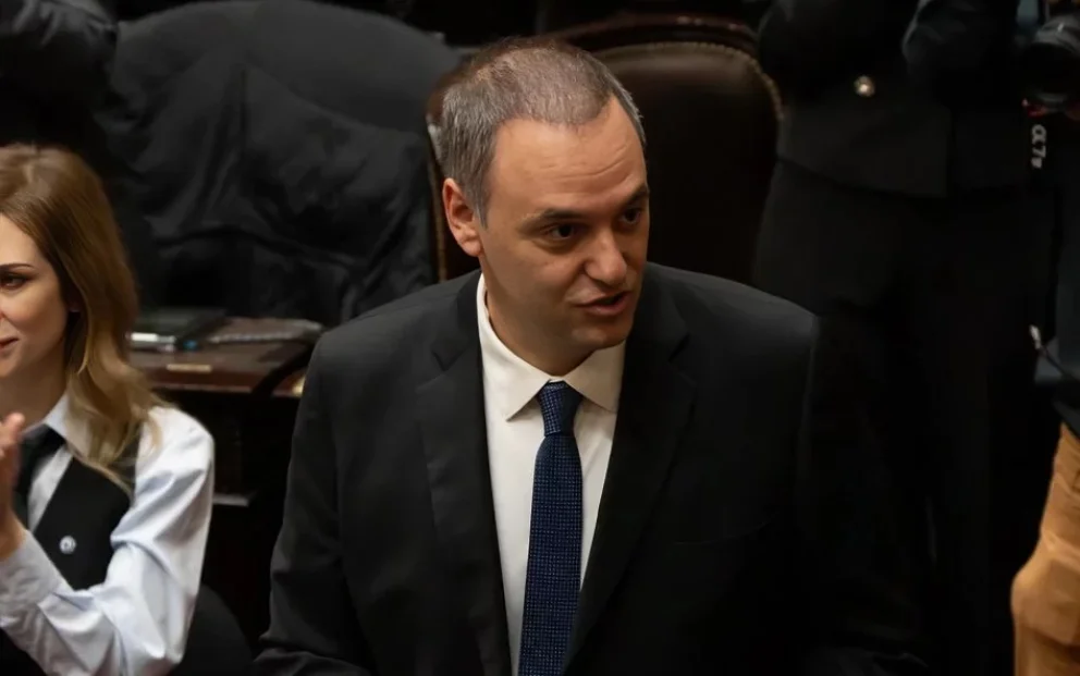 Manuel Adorni acusó al kirchnerismo y a empresarios de una “operación golpista” que frenó la “reconstrucción”
