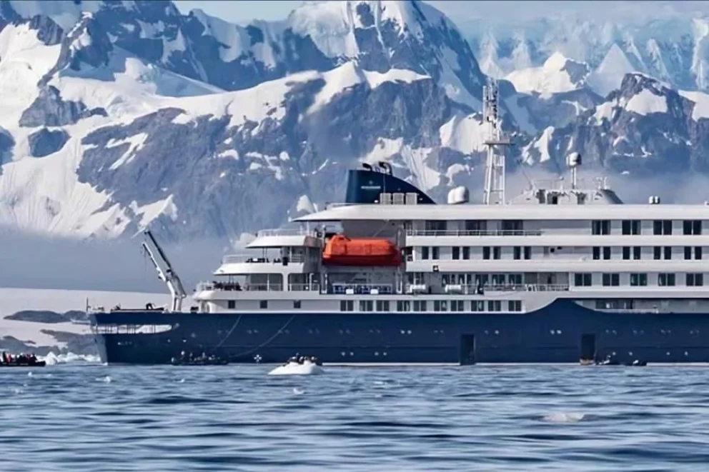 Tragedia en un crucero que zarpó desde Ushuaia: tres muertos y dudas por un posible brote viral
