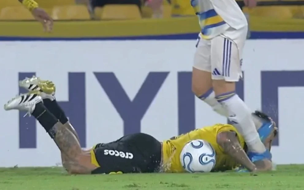 La expulsión de Ascacibar por patearle la cabeza a un rival en Boca -Barcelona de Ecuador
