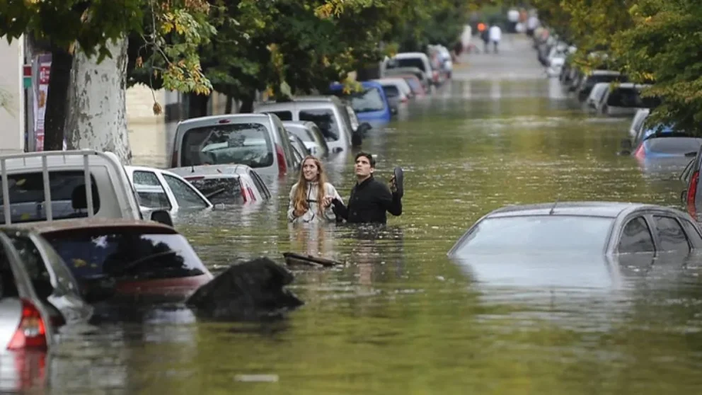 Feroz temporal en Buenos Aires: granizo, ráfagas y graves inundaciones en distintos barrios
