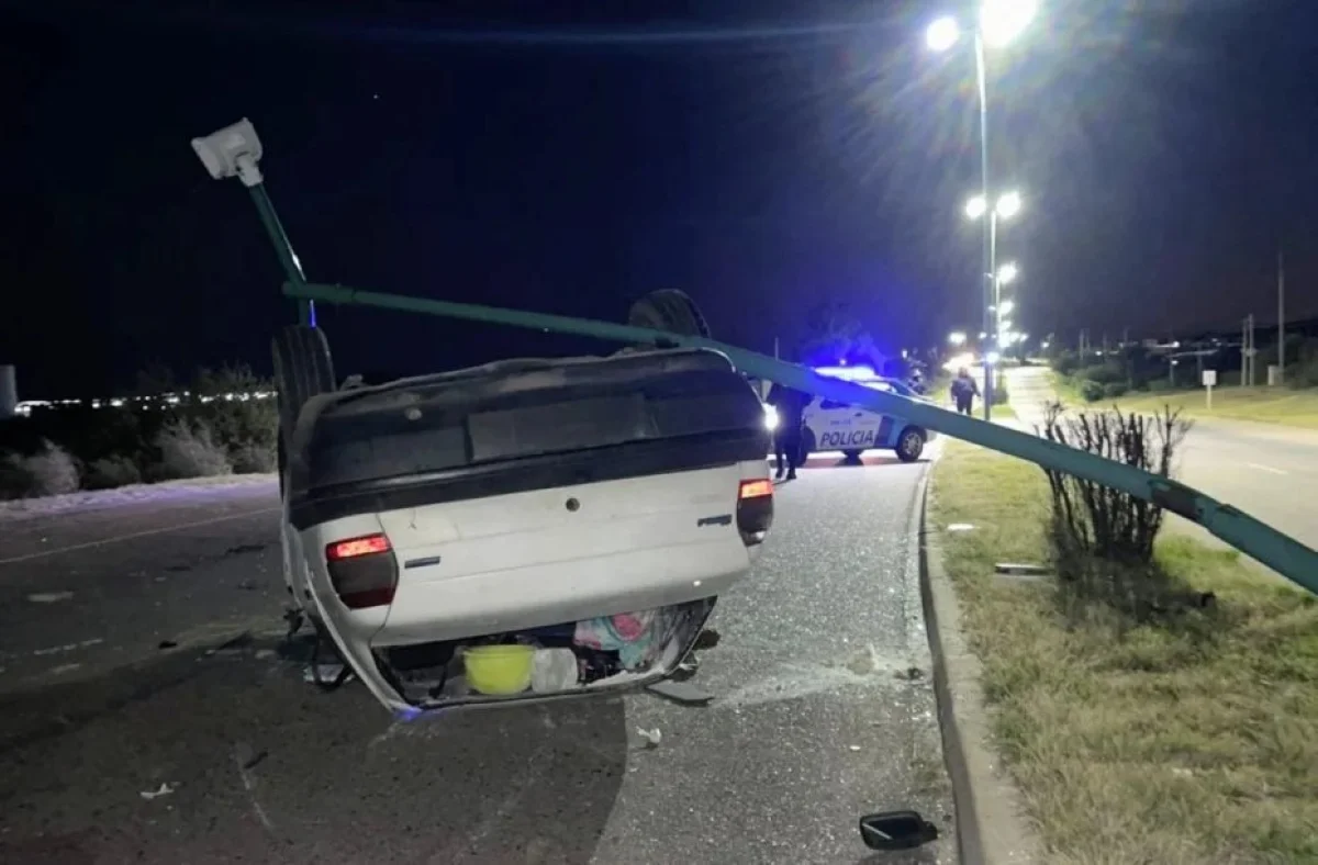 Un auto chocó contra una columna y volcó en la Autopista 25 de Mayo ...