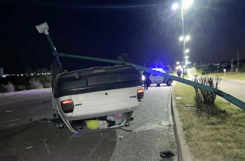 Un auto chocó contra una columna y volcó en la Autopista 25 de Mayo
