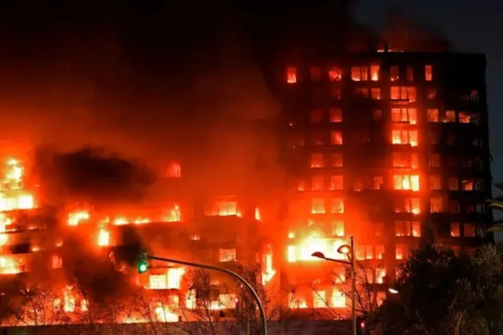 Explotó un edificio en Santa Cruz y buscan víctimas entre los escombros: un bebé y dos adultos murieron
