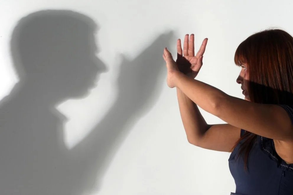  cinco mujeres tiraron al piso y atacaron brutalmente a una joven de 24 años