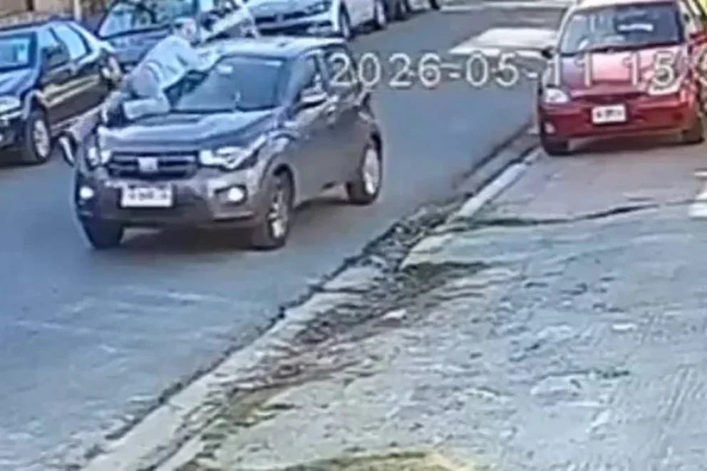 Una mujer quiso evitar que le robaran el auto y se subió al capot.
