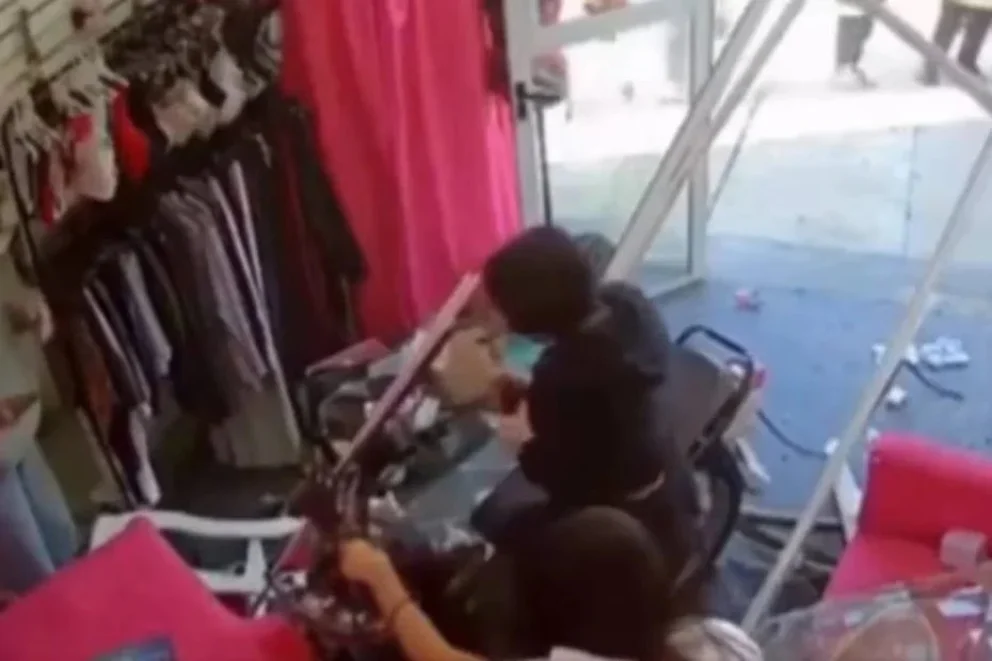 Dos chicas de 14 años protagonizaron un insólito accidente al meterse con su moto en una lencería
