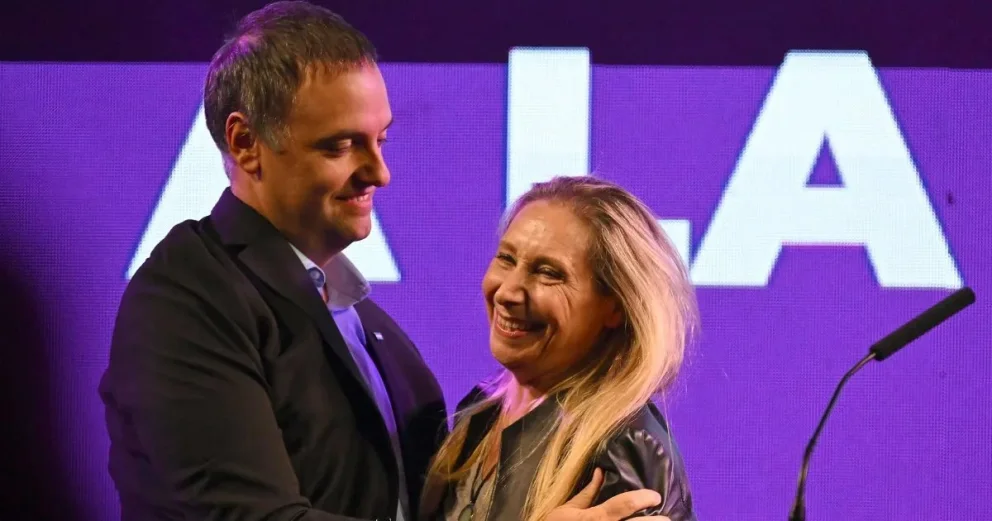 Tras la imputación de su hermano y las nuevas revelaciones de un testigo, Adorni sostiene su agenda política e interviene en los armados de Karina Milei
