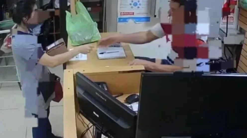 Una docente le robó la tarjeta a una compañera, hizo compras por más de $300.000 y fue detenida
