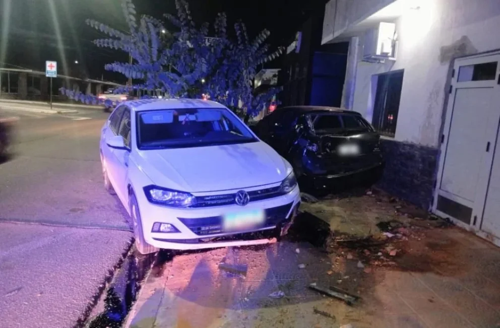 San Luis: un conductor intentó esquivar un perro, perdió el control y chocó contra un auto estacionado

