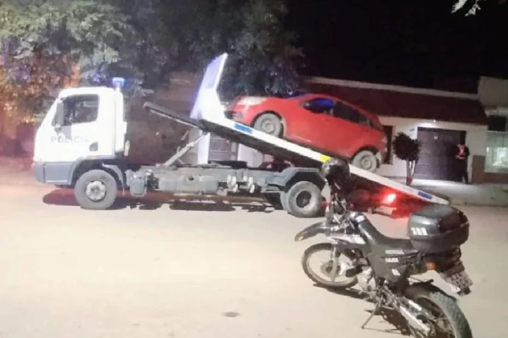 Quines: un conductor alcoholizado intentó esquivar un control policial y chocó un auto estacionado
