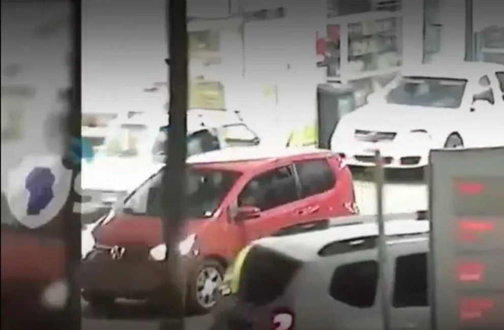 Robó un auto con una menor adentro y todo quedó registrado