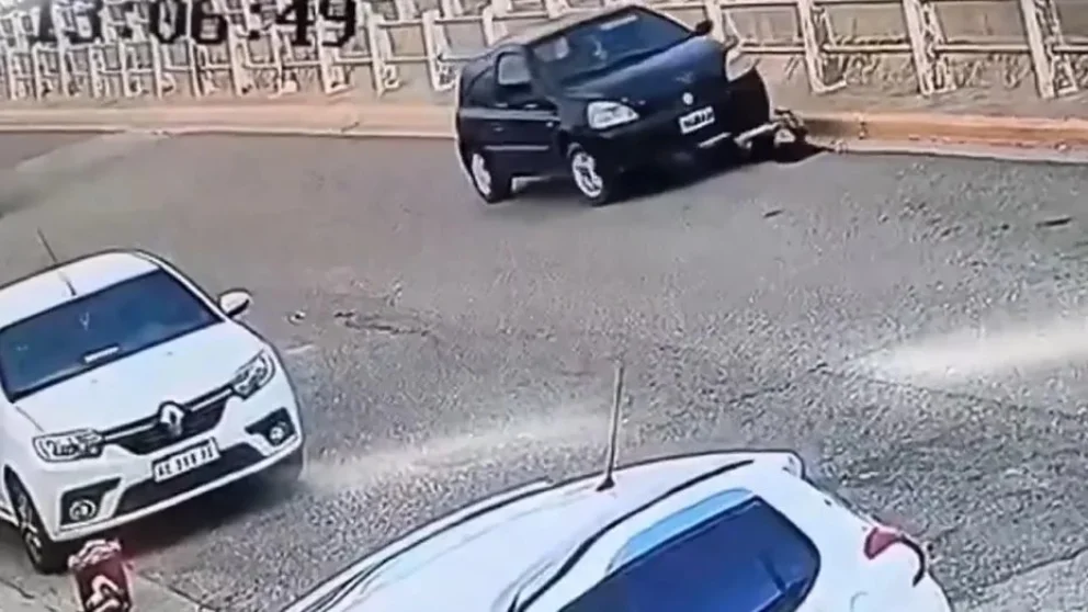 Se olvidó el freno de mano y fue atropellada por su propio auto