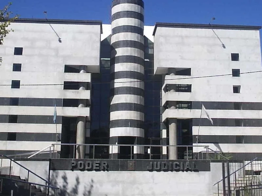 Imputaron a un policía por golpear a su ex pareja e incumplir una restricción de acercamiento
