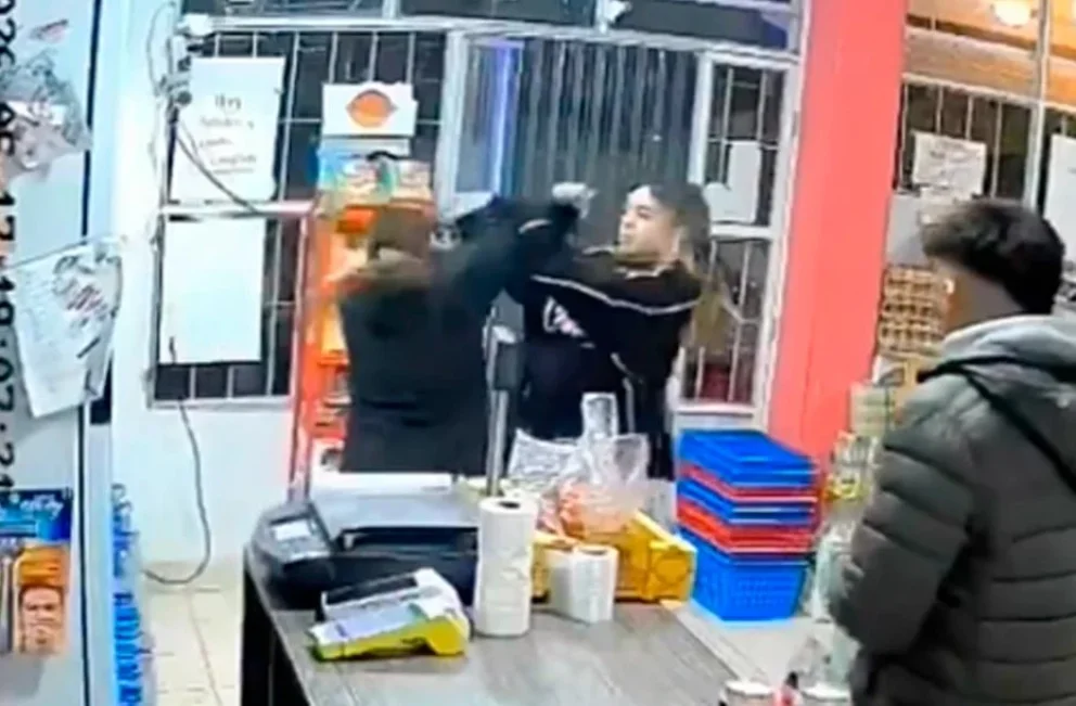 una mujer fue a un negocio a quejarse por la mala atención y terminó a las piñas con una empleada