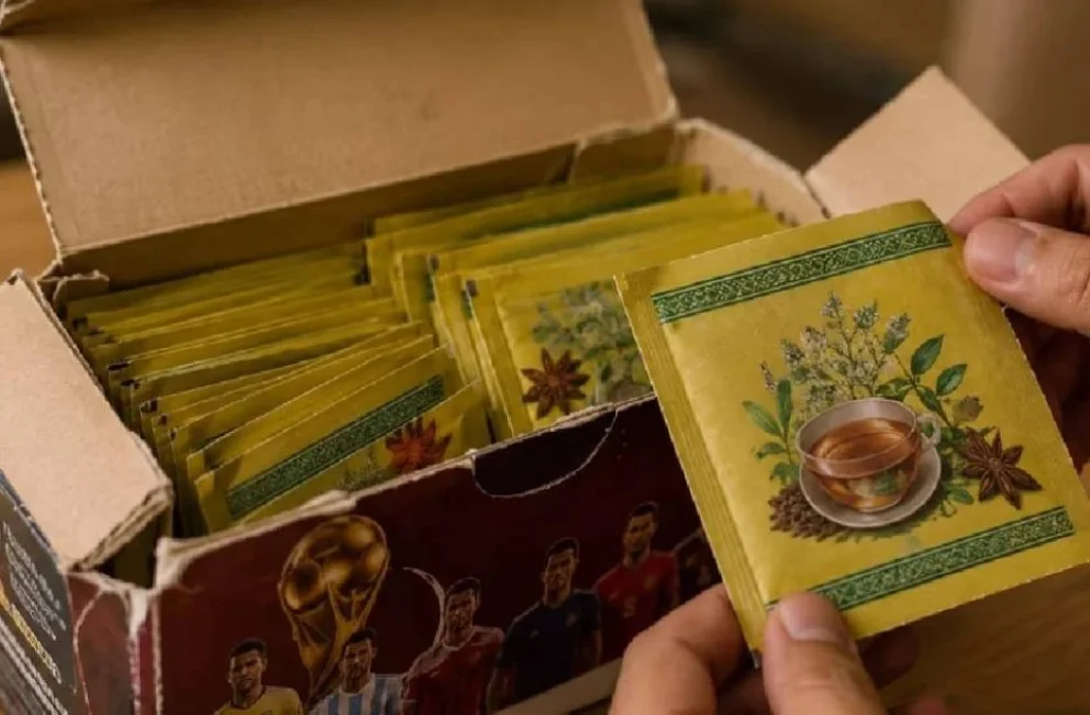 Insólita estafa viral: compró una caja de figuritas del Mundial y se llevó una desagradable sorpresa
