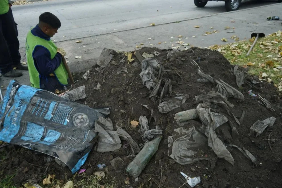 Basura, escombros y hasta televisores: lo que encontraron en la limpieza de los canales de San Luis
