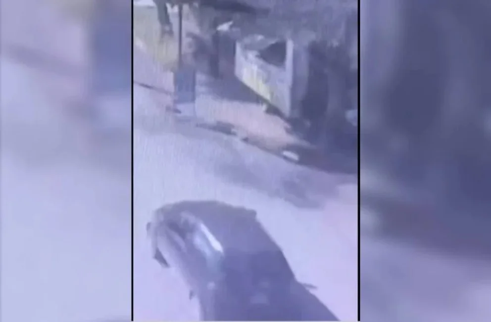 Una cámara registró a Barrelier trasladando el cuerpo de Agostina hacia el descampado