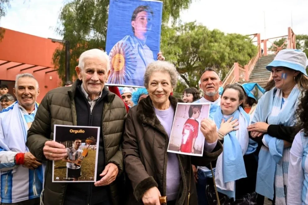 Los abuelos de Leo Balerdi alentaron al villamercedino desde la Calle Angosta
