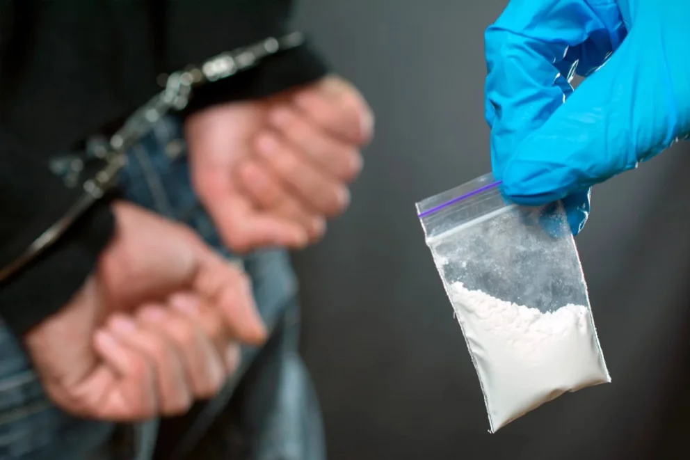 Dos hombres que intentaron escapar de la Policía llevaban cocaína y un revólver; además uno tenía orden de captura
