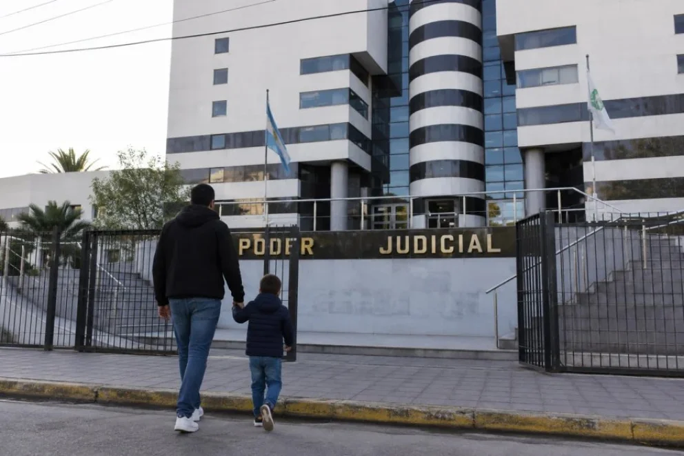 Una madre impidió durante meses el contacto y la Justicia ordenó que el niño vuelva a ver a su padre
