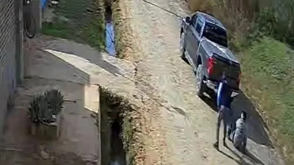 Buscó al ladrón que lo había robado, lo ató a su camioneta y lo arrastró varias cuadras