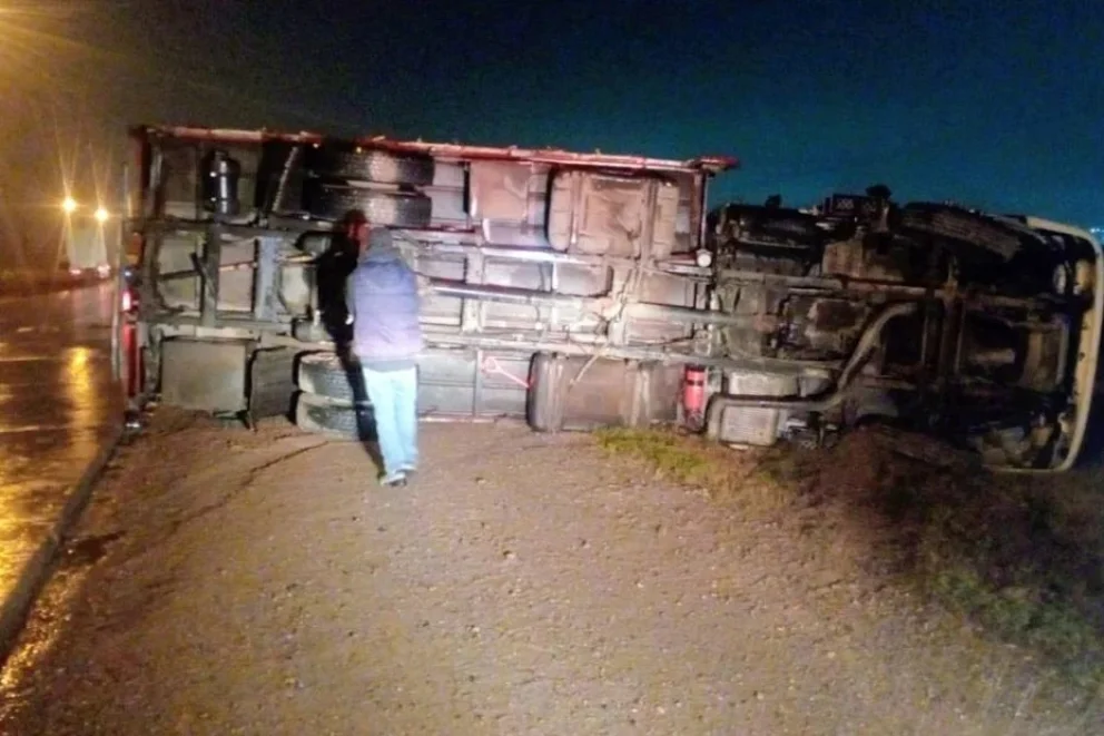 San Luis: un camión volcó sobre la Autopista de las Serranías Puntanas
