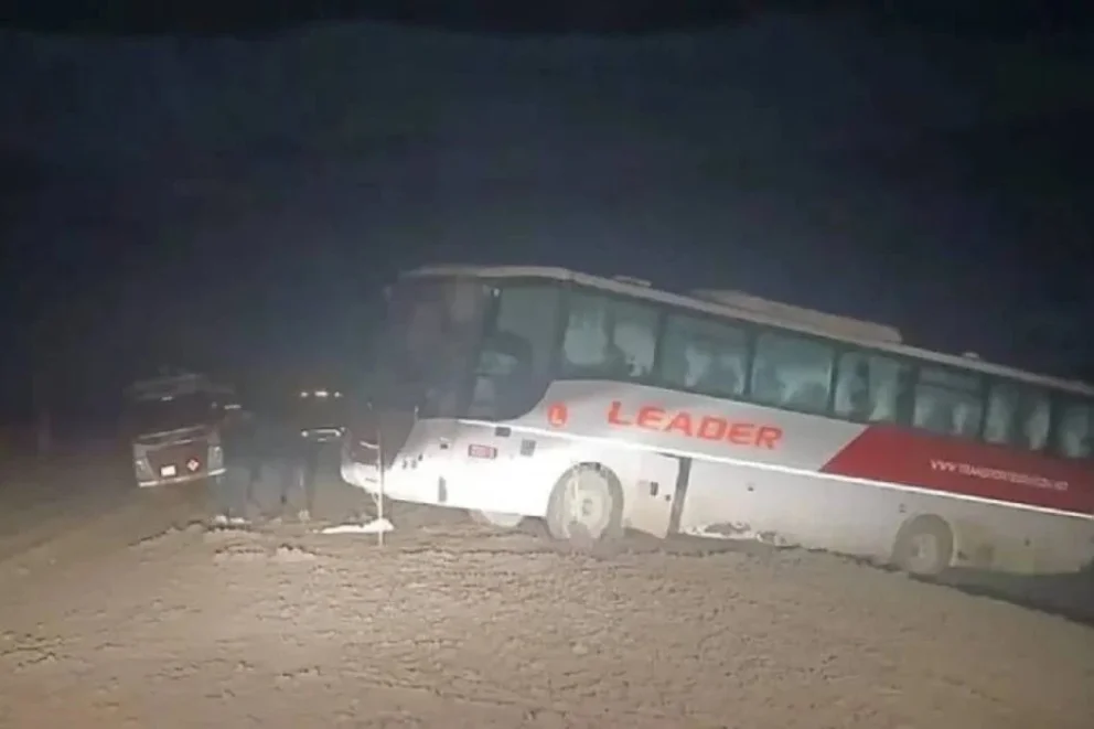 Video: un colectivo con 41 pasajeros quedó colgado de un precipicio en Neuquén
