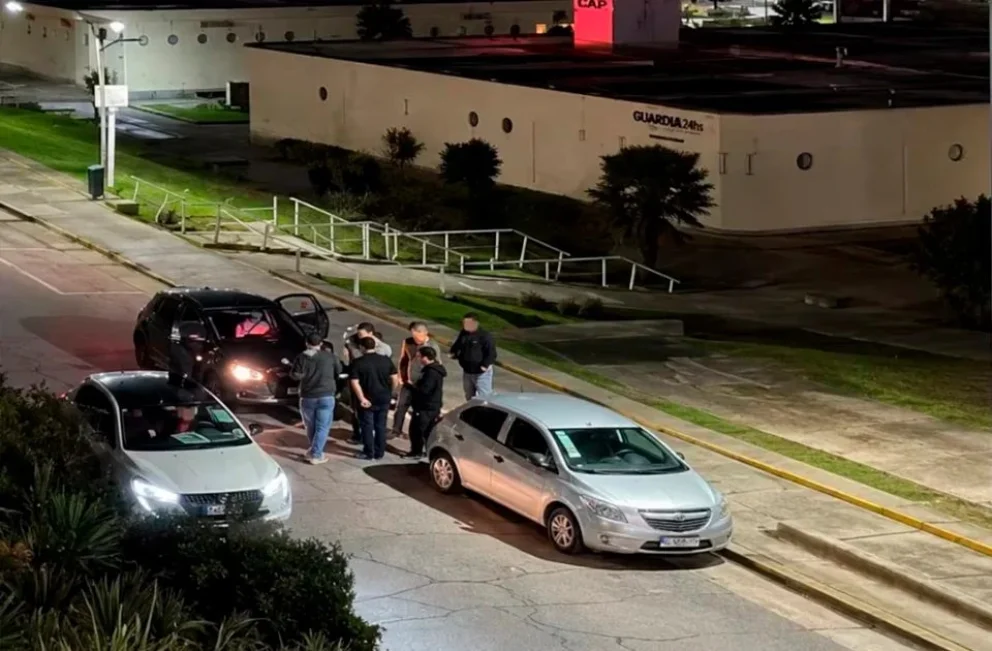 Discutía en la calle, lo empujaron y lo atropelló un auto que pasaba