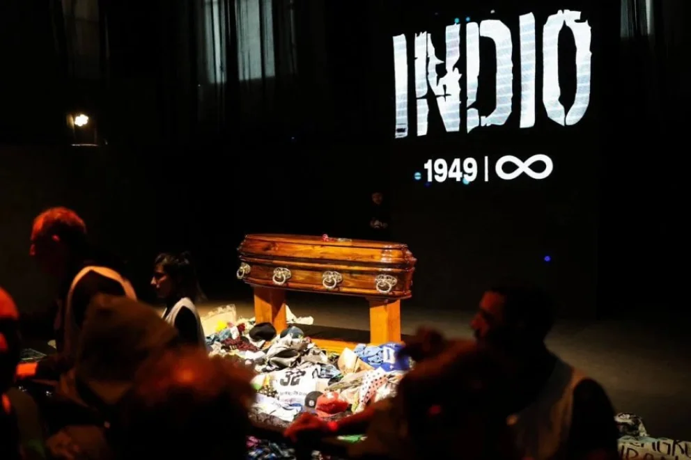 Adiós al Indio Solari: la fila superó 10 kilómetros y 15 mil personas por hora lo despidieron
