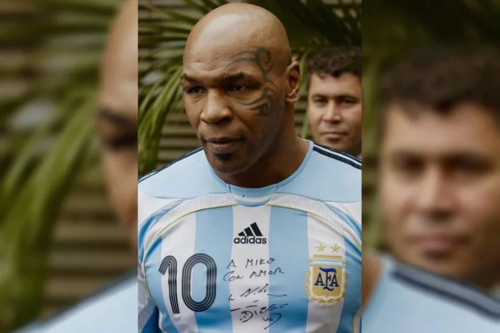 Mike Tyson se sumó a la fiebre por Messi con una camiseta argentina firmada por Maradona
