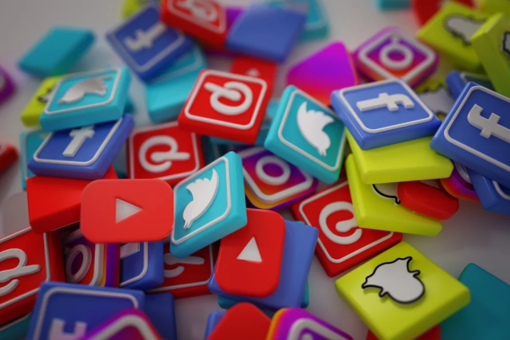 Emiratos Árabes Unidos prohíbe a los menores de 15 años usar las redes sociales
