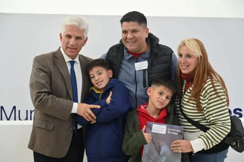 Poggi entregó escrituras y ya son 6875 las familias que accedieron al título de propiedad
