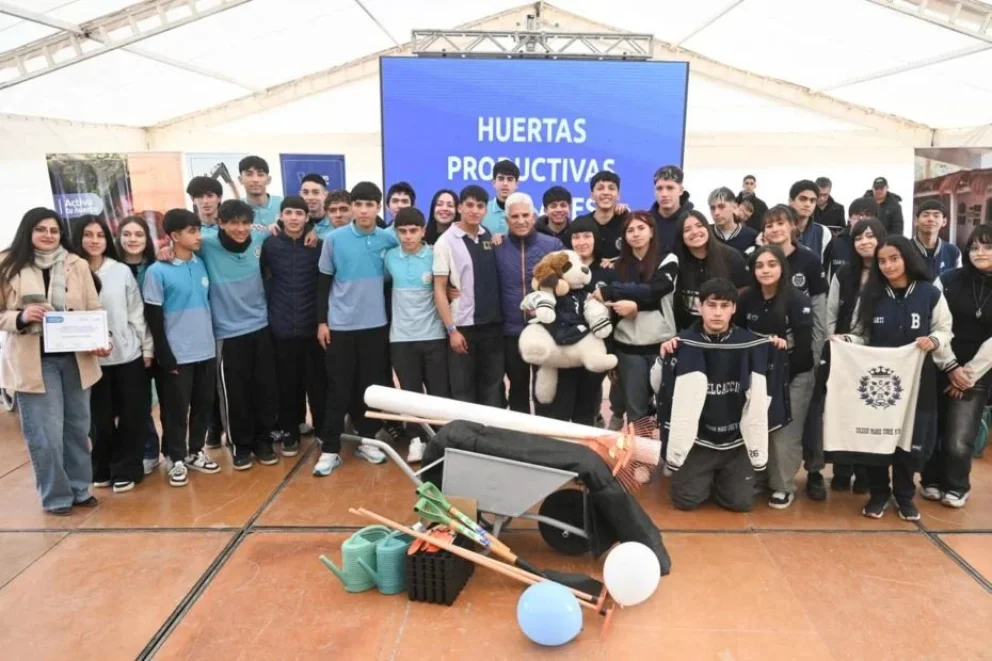 Poggi entregó kits de huerta a 20 escuelas